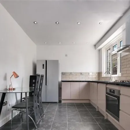 Limehouse Townhomes A 4-Bedroom 3-Bathroom Townhome With A Private Garden